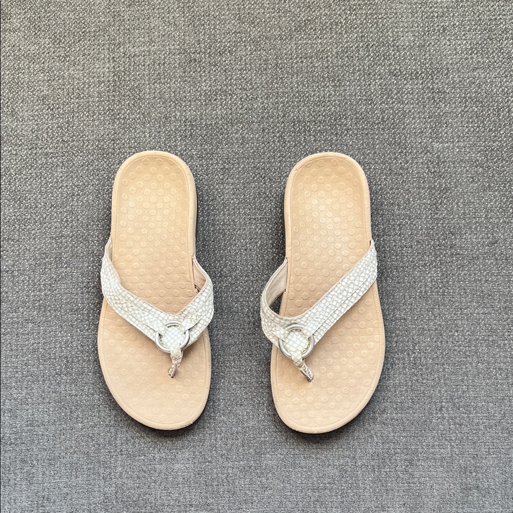 Vionic Cream and Tan Women's Sandals